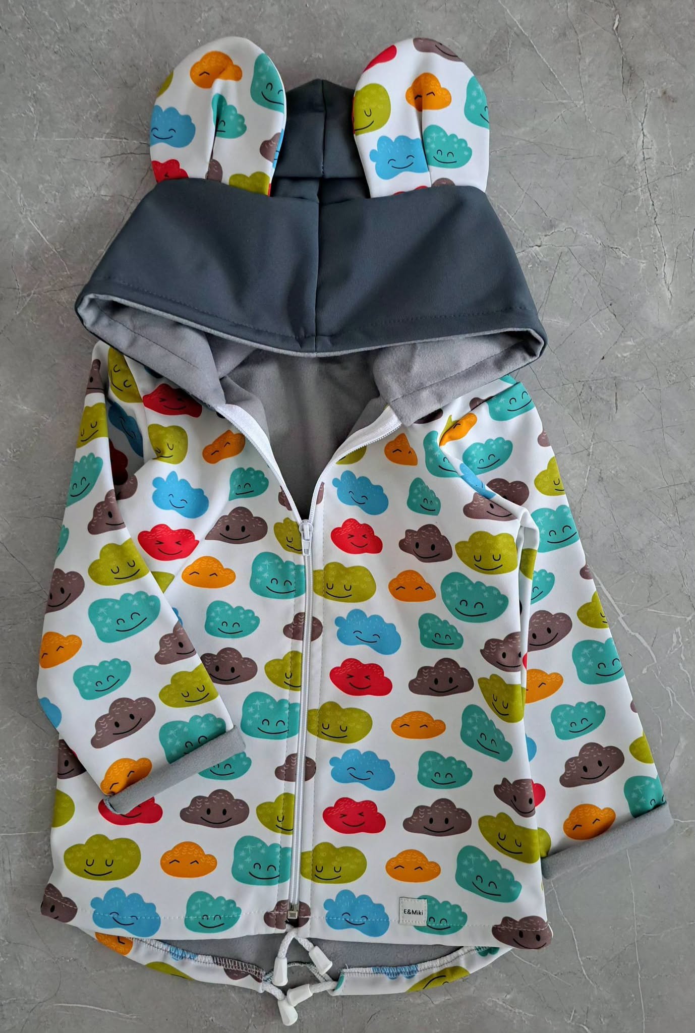 Kurtka softshell ocieplana wodoodporna.